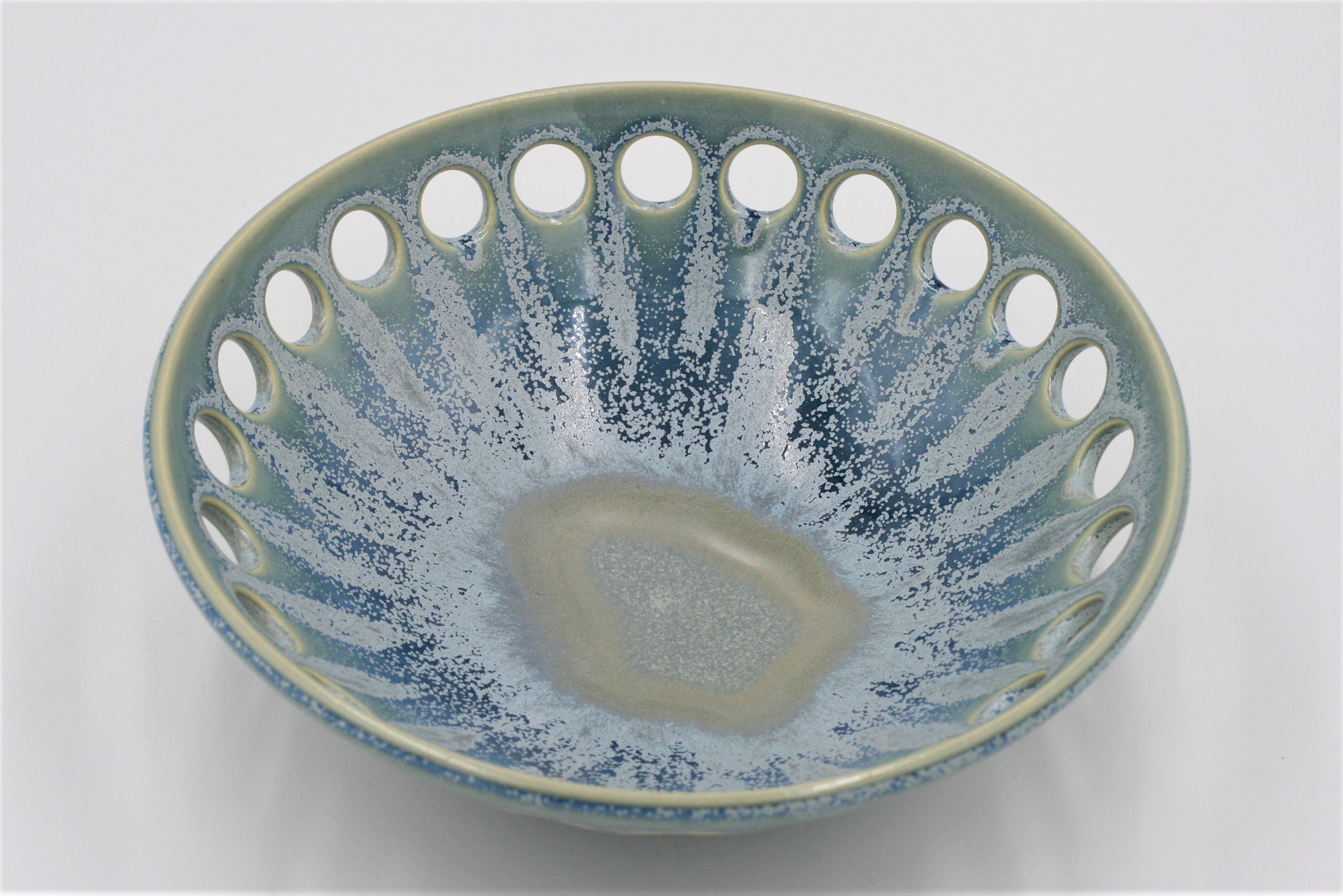 Lynne Meade: Plate Blue